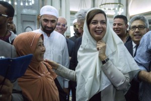La-Boldrini-con-il-velo-alla-moschea-di-Roma-1